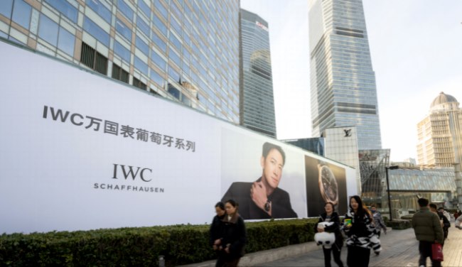 上海陆家嘴国金中心繁华地段街景大牌广告实景图