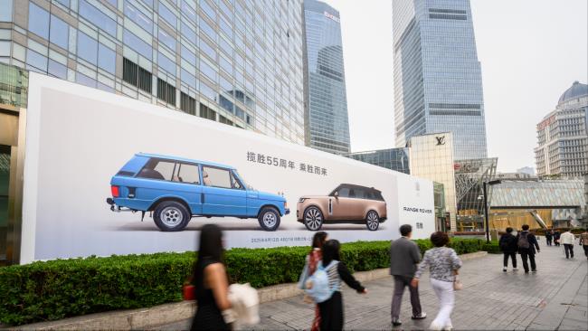 上海CBD大牌广告路虎揽胜广告上画实景照