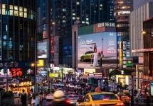 汽车业利润率跌破3%，小鹏为何逆势点亮地标大屏？