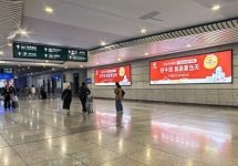 厦门高铁站出站通道广告价格，厦门站墙面灯箱投放