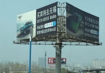 高速交界处的“双面”大牌：豪车品牌用一块广告牌覆盖两城客流