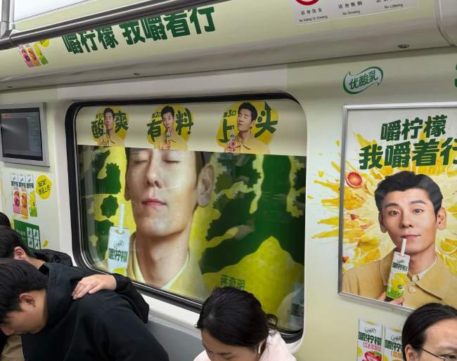 郑州地铁1号线内包车广告客流实景图