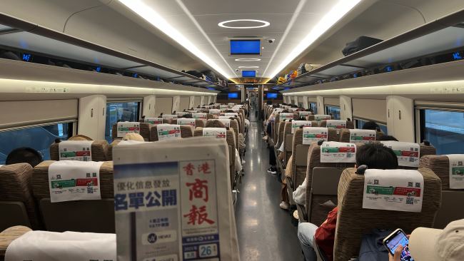 第一户外传媒高铁列车内实景拍摄头枕巾广告上刊画面