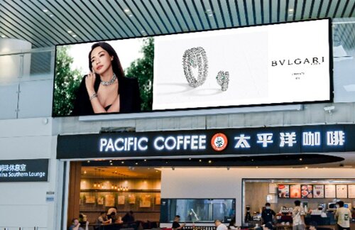 第一户外传媒-广州白云机场-T2国际出发免税区地标高空灯箱 第一户外传媒-广州白云机场-T2国际出发免税区地标高空灯箱