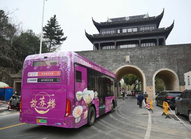 苏州公交穿越城楼，传统与现代交织场景图