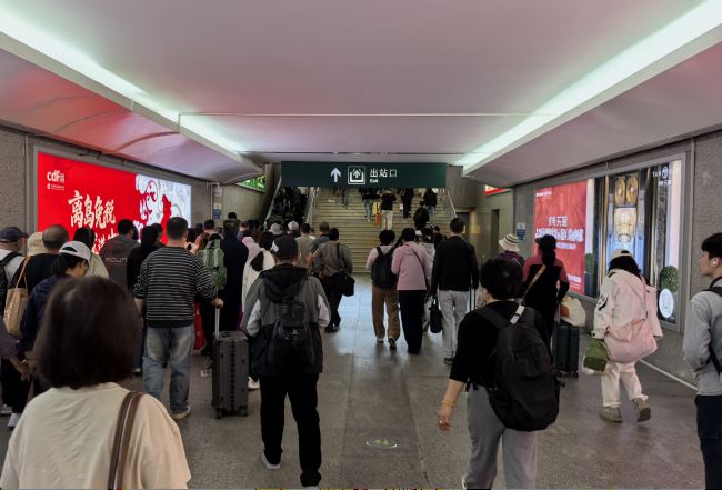 三亚高铁站出站客流密集场景实拍图