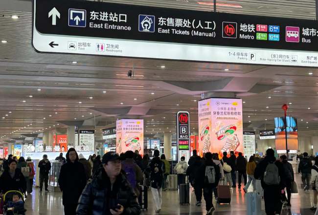 杭州东高铁站到达出站口外换乘集散通道客流密集场景