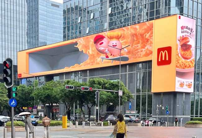 奔驰联名麦当劳新品携手王楚钦登录深圳大屏十连封