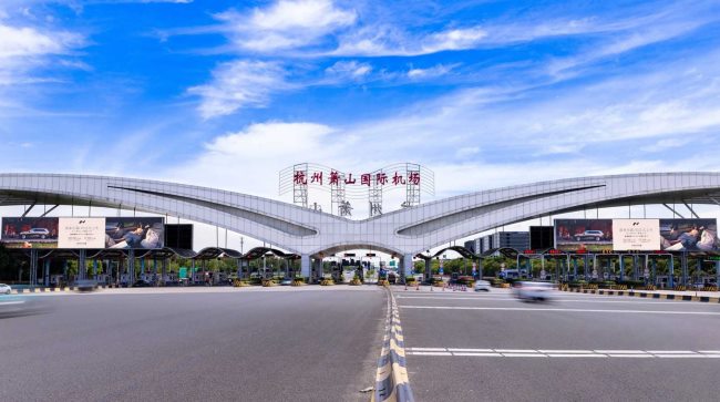 理想汽车“家庭旗舰座舱”主题广告强势登陆萧山机场收费站大屏面向商旅家庭