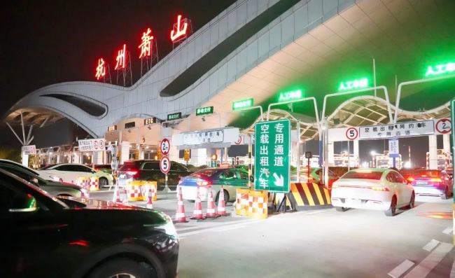 杭州高速收费站-萧山机场出租车网约车专用车道近景拍摄