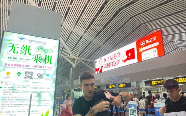张家界机场出发值机大厅到外国旅客随处可见