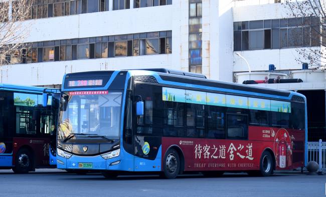 德州公交28路缓缓驶出公交场站