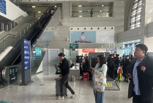景德镇北站新旧候车大厅的连接通道实拍图，位于新站棚进站安检后方