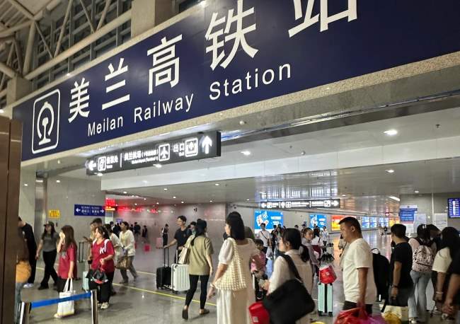 海口美兰高铁站通往海口美兰机场的唯一换乘通道客流情况实拍图