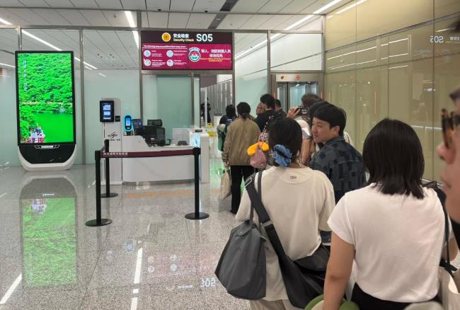 咸阳机场出发旅客排队等候安检