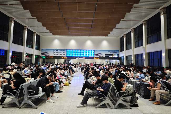 长沙火车站普票候车室为1-5号，图中是3号候车室候车场景
