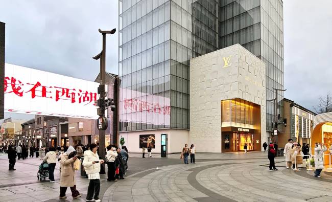 杭州西湖景区旁in77商圈连廊LED大屏被游客打卡围观
