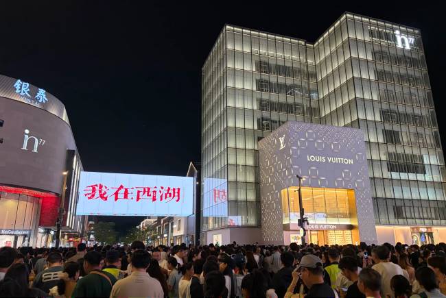 银泰in77西子连廊LED刊登着我在西湖的地标打卡内容，一旁是LV门店