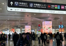 杭州东站出站通道包柱广告：8根3D屏+12根灯箱