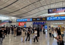 深圳北站检票口LED横屏:百岁山,猎聘两种创意投放案例