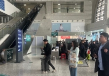 景德镇北站灯箱广告:本地品牌弄子里投站台安检口候车厅