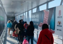 潮汕机场廊桥贴膜广告:本地餐饮品牌霸屏