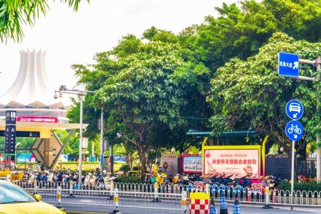 民族大道旁，紧邻南宁国际会展中心的南宁候车亭广告刊登着无偿献血公益广告
