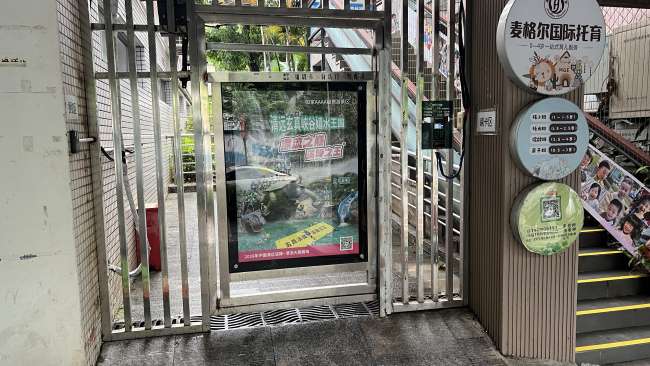 炎炎夏日深圳罗湖大型社区门禁灯箱广告画面是清远漂流广告