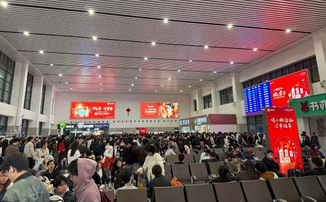 普宁高铁站候车大厅2026春运期间年尾满满，各路广告商红色喜庆广告画面铺满候车大厅