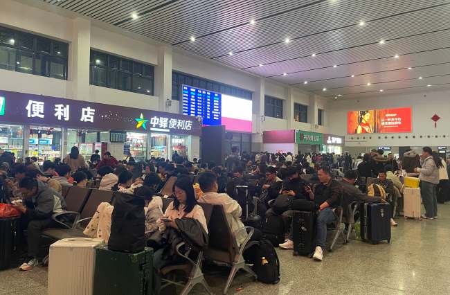 普宁站候车大厅春运期间候车场景图，人流爆满