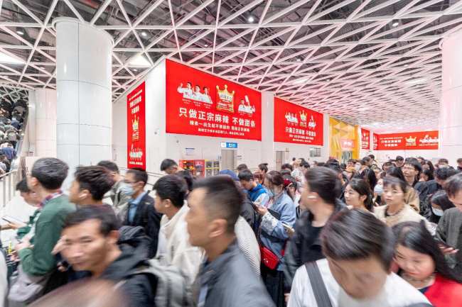 深圳地铁4号线深圳北站站厅层的包柱广告刊登着大红色的麻辣王子辣条广告画面