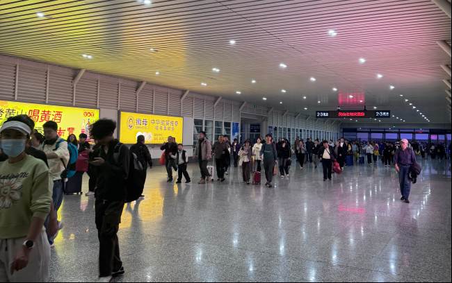 安徽黄酒古里丰明黄色广告亮相黄山北高铁站灯箱夜景实拍图
