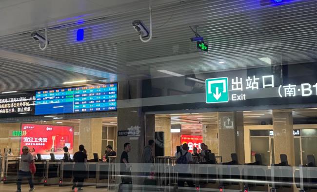 祁门红茶武汉高铁汉口站出站口广告牌客流实拍图