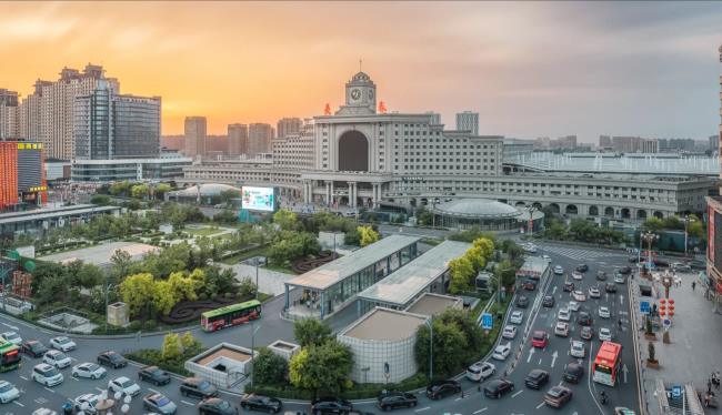 长春公交驶过长春站户外场景俯拍图