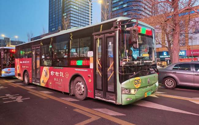 长春公交车身榆树钱酒驶过商圈主干道大红色车身醒目