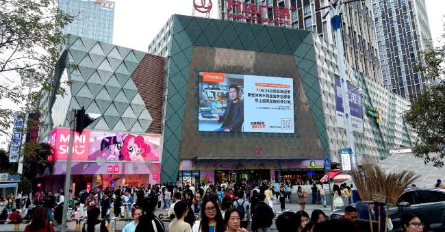 广州番禺万达广场户外门头商场正门场景实拍图，LED大屏正在刊登阿里国际站广告