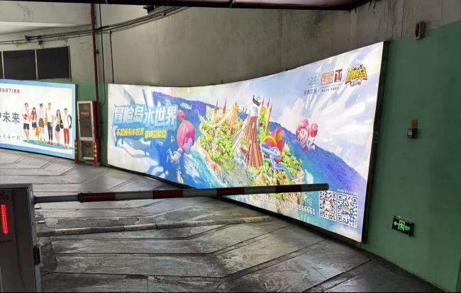 义乌之心地下停车场转弯处墙面8米宽幅巨型灯箱震撼亮相，旅游景区广告实拍图