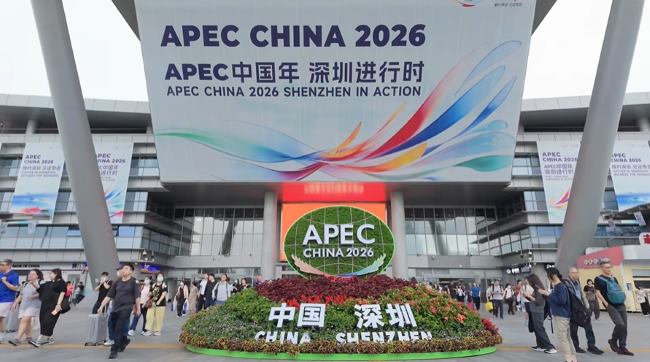深圳湾口岸正门主楼迎宾位，APEC装饰凸显科技迎宾