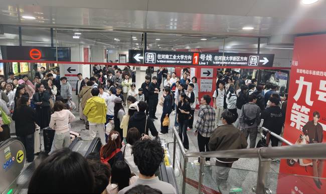 郑州地铁二七广场站1号线站台候车客流情况实拍图，语音广告覆盖候车人群
