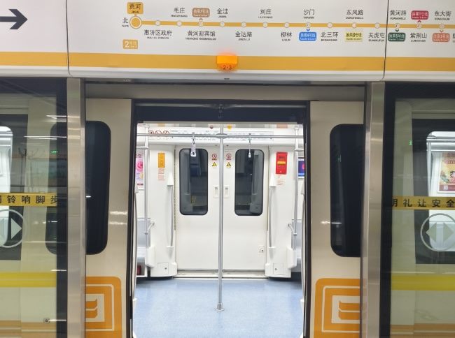 打开车门，郑州地铁播音广告与上下车乘客如影随形，提示安全的同时强调品牌传播