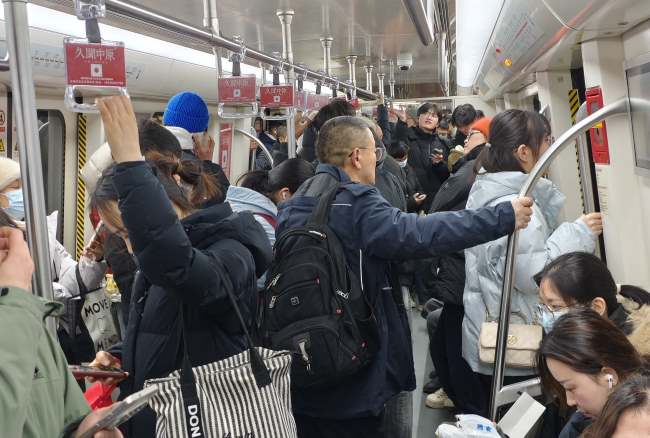 郑州地铁车厢内乘客正在乘车，语音播报广告成为主动接收的重要广告形式