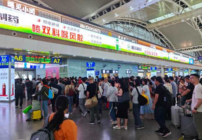 嘉应制药喷双料喉风散登屏广州南站候车大厅透明冰屏LED广告