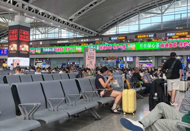 丹参保心茶除投放公交车身广告外同样选择客流量第一的广州南站大屏投放广告