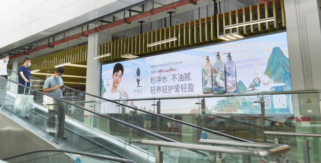 深圳机场T3航站楼社会停车场连接GTC出入口扶梯客流实拍图 