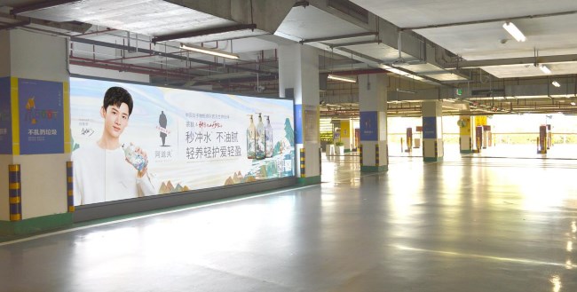 深圳机场停车场内灯箱广告