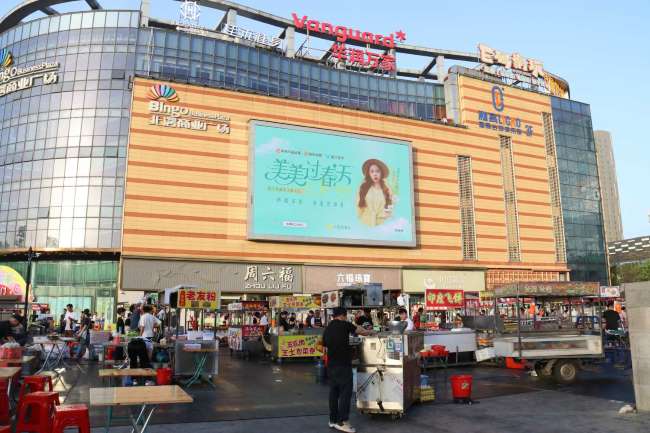 佛山顺德的北滘商业广场广场的外墙大屏位于一层门市六福珠宝门店上方