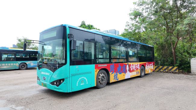 深圳公交车M461路为东部公交运营线路，图为车型：比亚迪K8，场站停场中