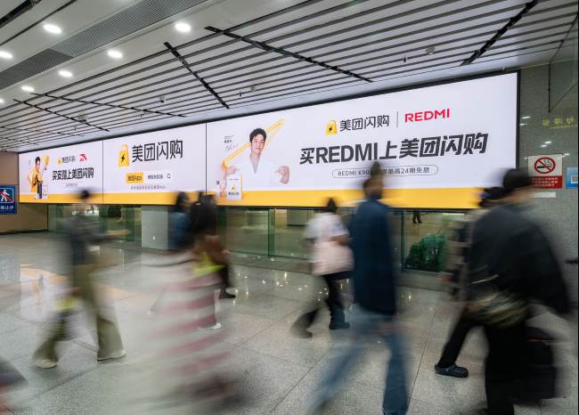 珠海拱北口岸往澳门方向出境大厅门外是珠海免税店，客流实拍图