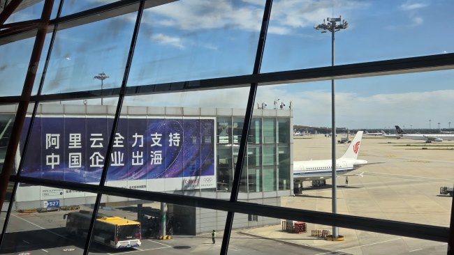 广东全省共9座机场2025年合计：18184万人次，前三位：广州白云8358万、宝安6649万、金湾1325万，图为广州机场T2航站楼