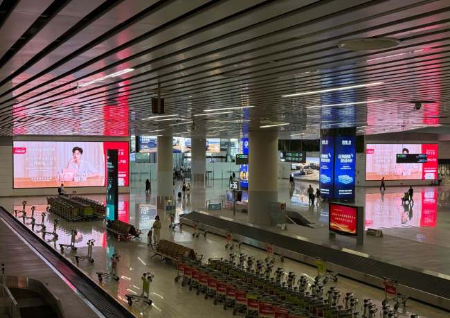 浙江全省共9座机场2025年合计8993万人次的客流量，其中杭州萧山机场5046万，宁波栎社1613万，温州龙湾1306万，图为杭州萧山机场